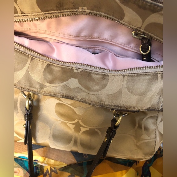 Coach Shoulder Bag Vintage, still beautiful!Gold accents make this Stunning bag! - Picture 14 of 16